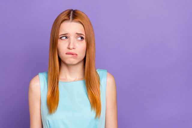 悲しい顔をする女性